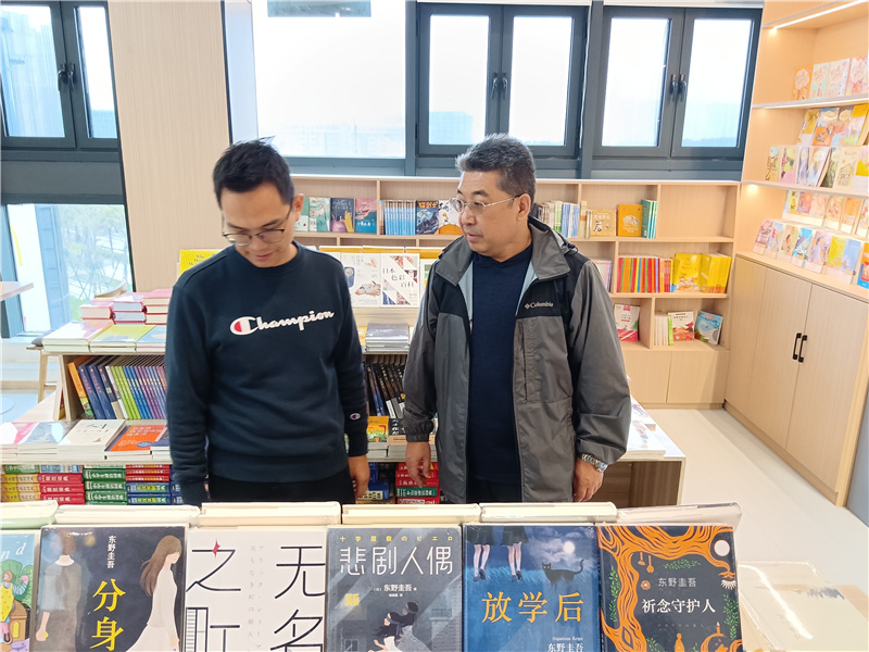 王继雨一行考察驰文星书吧.jpg
